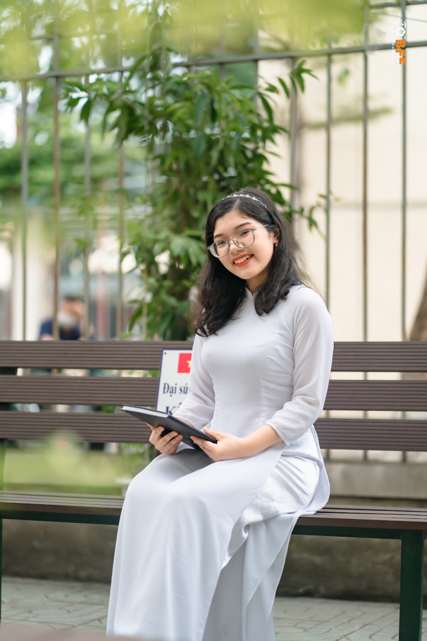 A picture containing bench, person, outdoor, ground</p>
<p>Description automatically generated